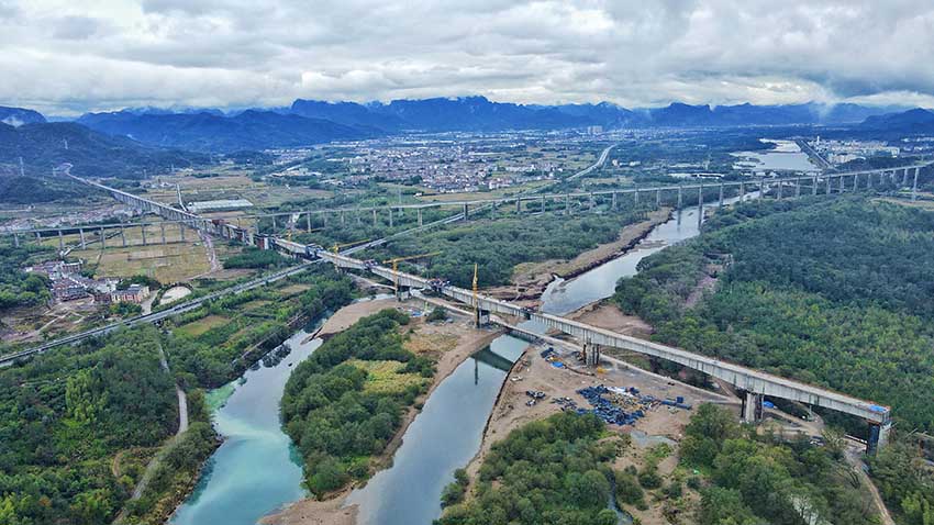 國內五連跨最大最長跨度連續(xù)梁丨中鐵上海工程局杭溫鐵路仙居特大橋陸續(xù)合龍