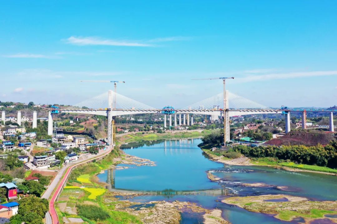 國內(nèi)首座雙柱式V型橋塔、空間索面斜拉索的高速鐵路橋 | 渝昆高鐵瀘州沱江特大橋主跨順利合龍